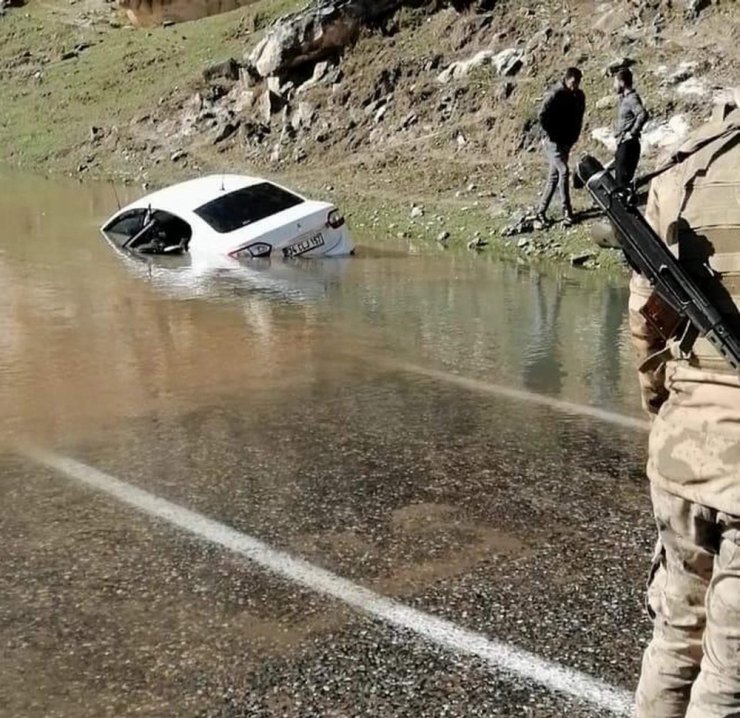 Otomobil Botan Çayı’na uçtu, sürücü yüzerek kurtuldu