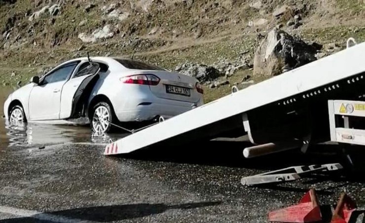 Otomobil Botan Çayı’na uçtu, sürücü yüzerek kurtuldu