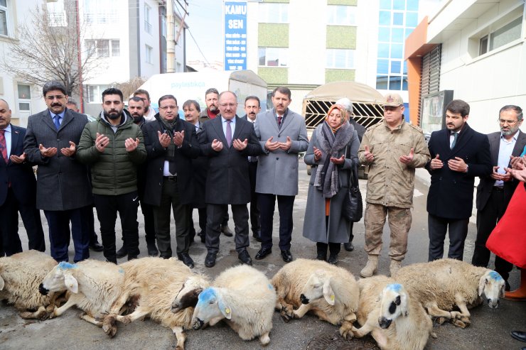 Sivas ve Yozgat'ta ülkede yaşanan olumsuzluklara karşı mevlit okutuldu, kurban kesildi