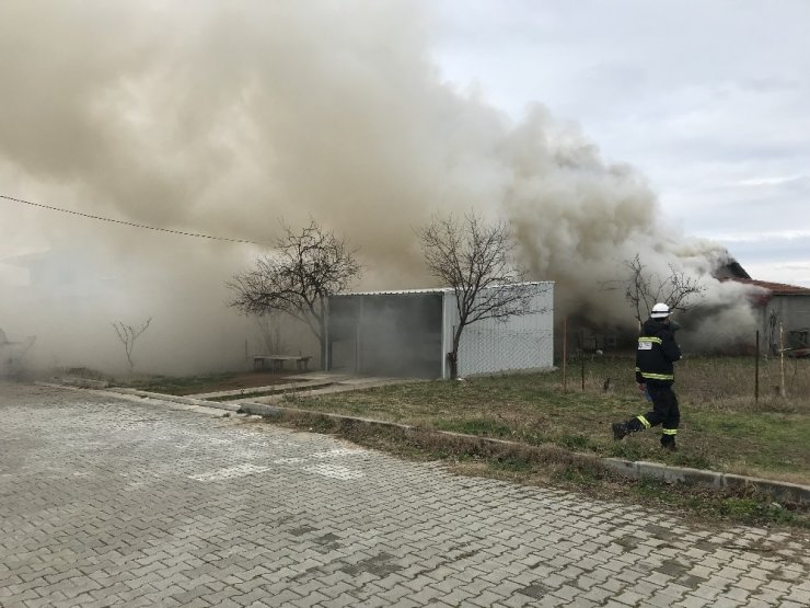 Lokma pişirilirken baraka alev aldı