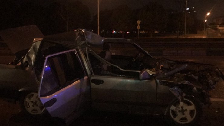 Tıra çarpan otomobilin tavanı uçtu: 5 yaralı