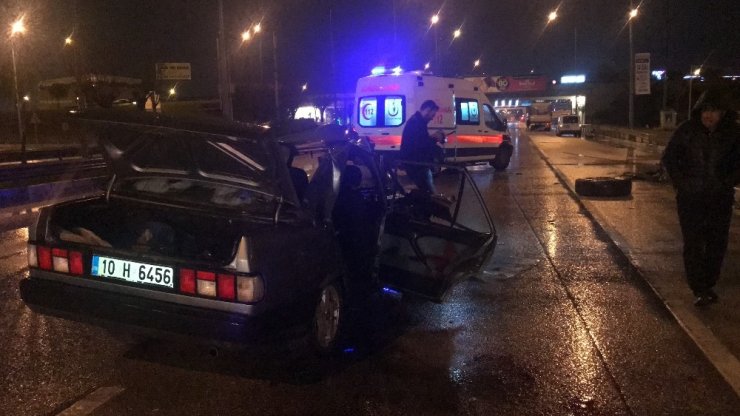 Tıra çarpan otomobilin tavanı uçtu: 5 yaralı