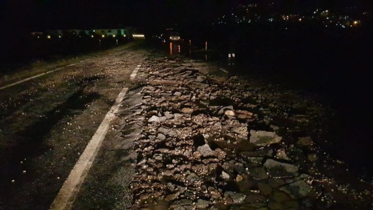 Tire’de aşırı yağıştan asfalt yolda çökmeler oluştu