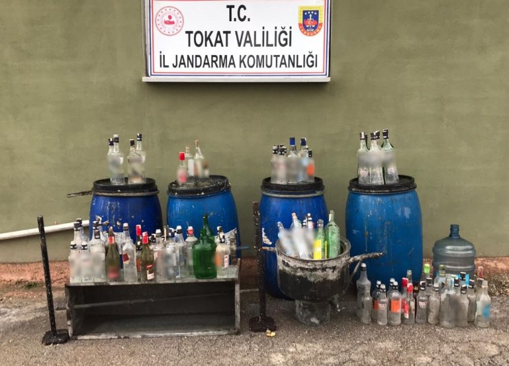 Ürettiği 825 litre sahte içkiyi satamadan yakalandı