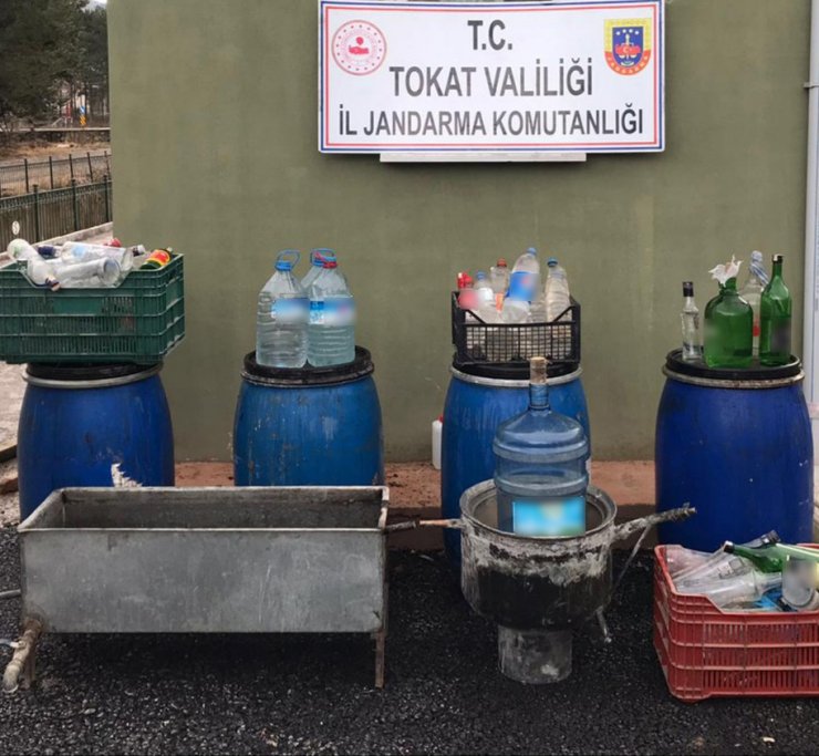 Ürettiği 825 litre sahte içkiyi satamadan yakalandı
