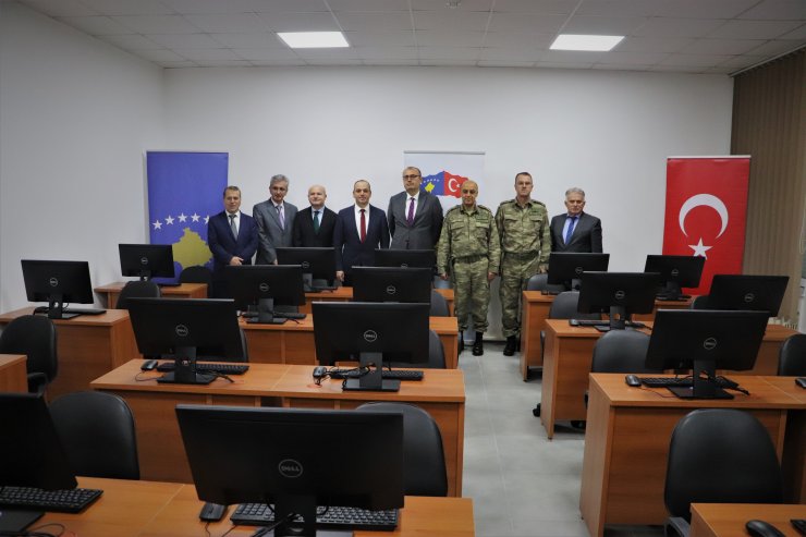 Türk askerinden Kosova'daki üniversitenin bilgisayar dersanesine donanım desteği