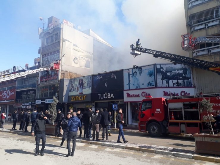 Van’da bina yangını