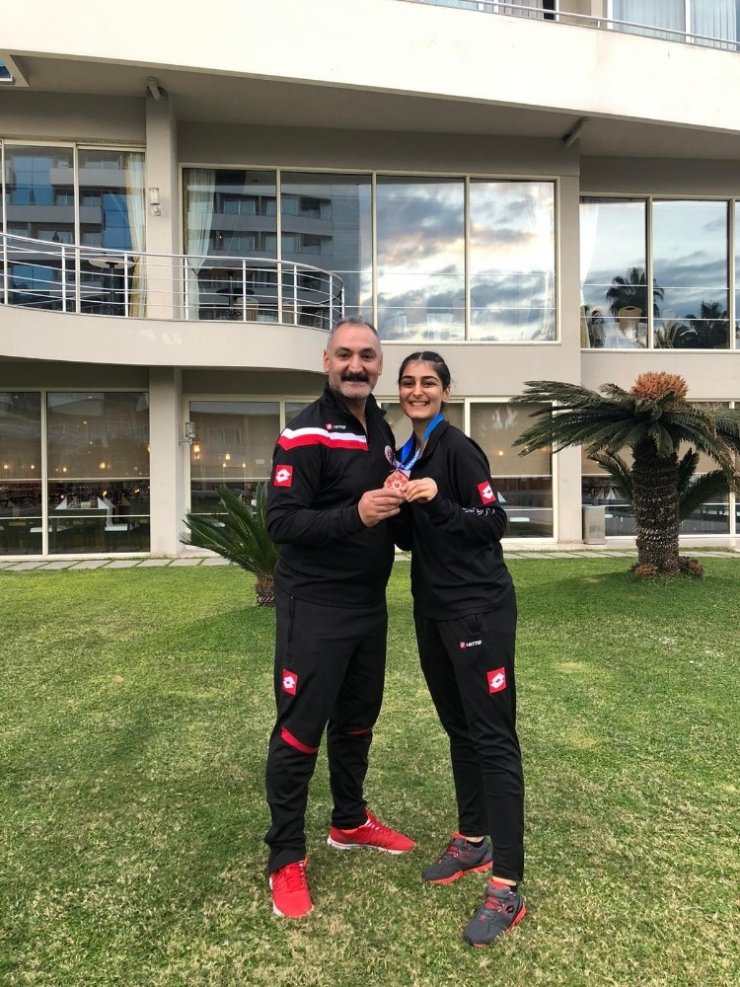 Diyarbakırlı sporcudan Türk bayrağını yırtan Yunan vekile tokat gibi cevap’