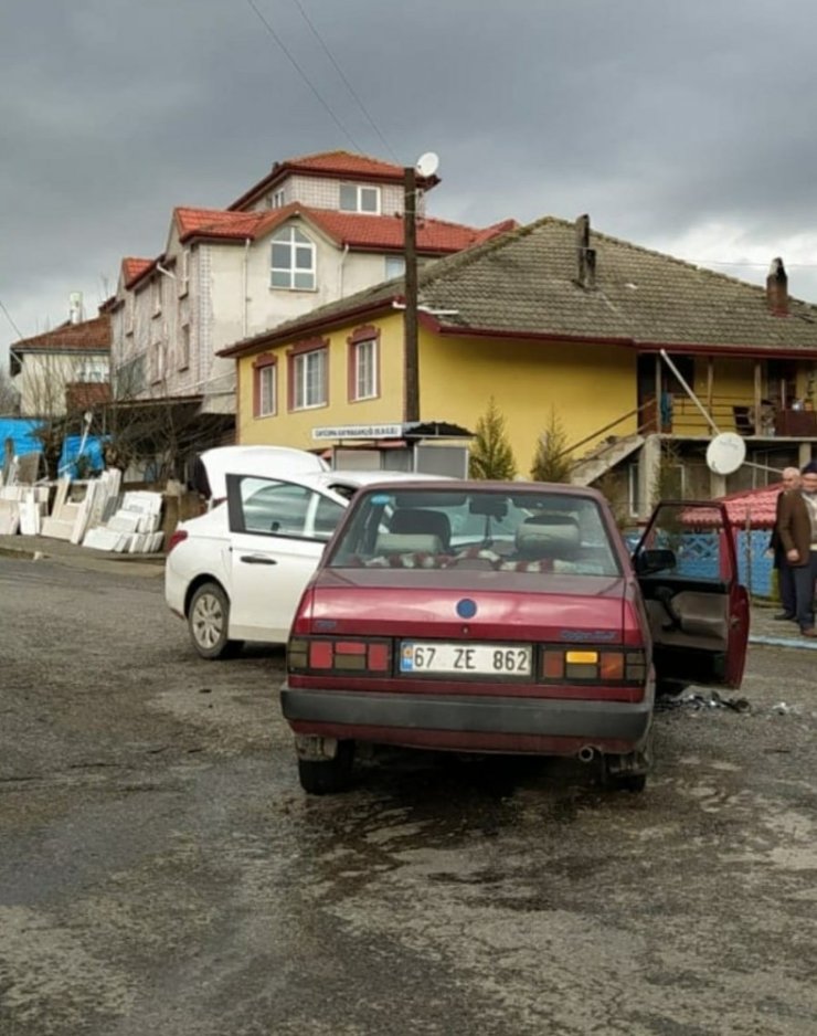 İki araç kavşakta çarpıştı: 5 yaralı