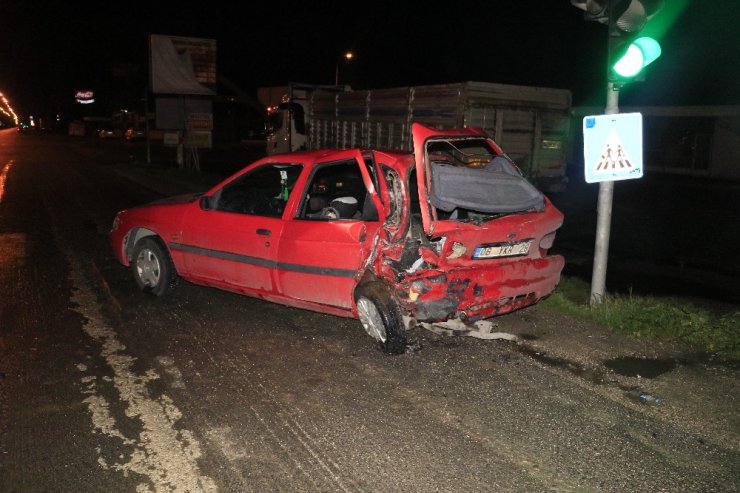 Kırmızı ışıkta duramayan TIR iki otomobile çarptı: 5 yaralı