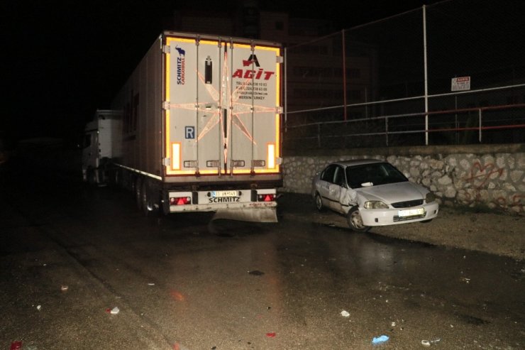 Kırmızı ışıkta duramayan TIR iki otomobile çarptı: 5 yaralı