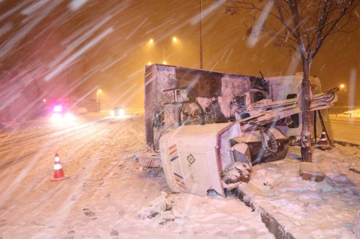 Elektrik arıza kamyoneti devrildi: 2 yaralı