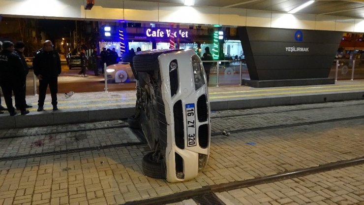 Otomobil tramvay durağına daldı: 2 yaralı