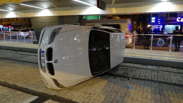 Otomobil tramvay durağına daldı: 2 yaralı