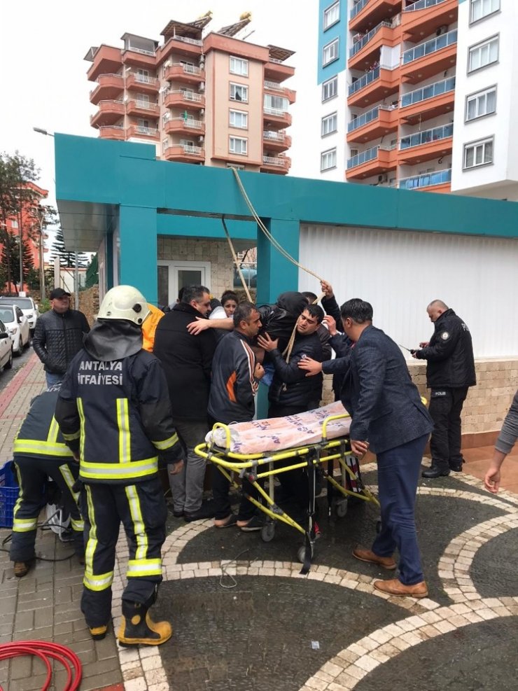 Bahçe kapısının üzerinden atlarken bacağına demir korkuluk saplandı