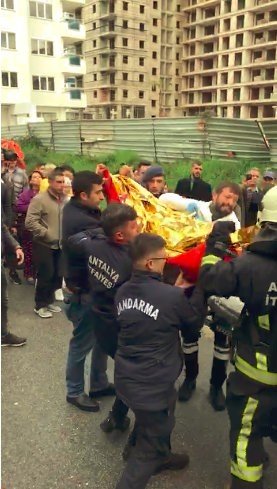 Yangında alevlerin arasında kalan ev sahibi yaralandı