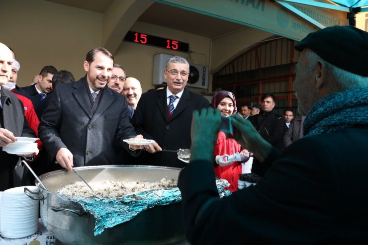 Bakan Albayrak etli pilav dağıttı