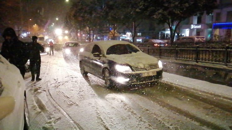 Bilecik'te yoğun kar yağışı trafiği olumsuz etkiliyor