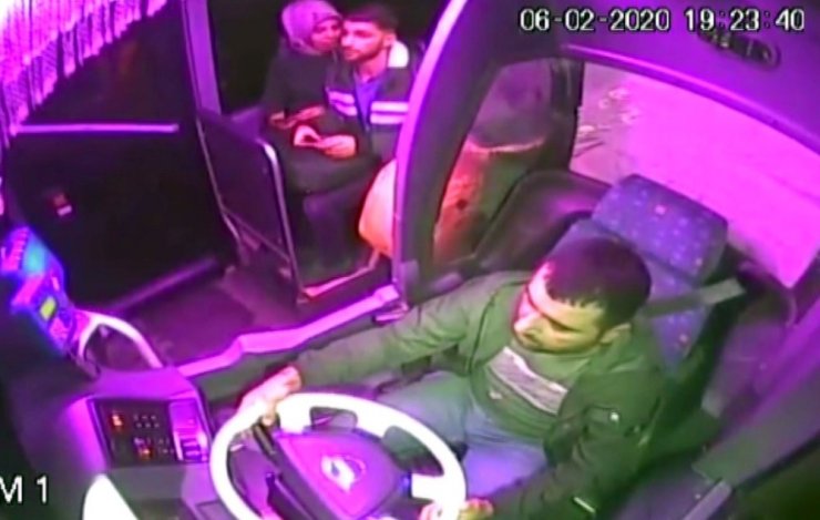 Baygınlık geçiren kadın otobüsle hastaneye yetiştirildi
