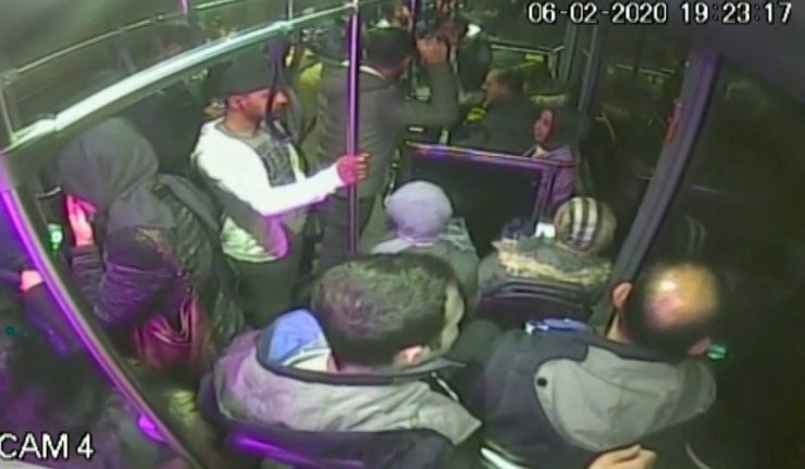Baygınlık geçiren kadın otobüsle hastaneye yetiştirildi
