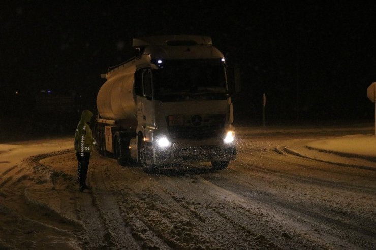 Bolu Dağı’nda yoğun kar nedeniyle tır geçişlerine izin verilmiyor