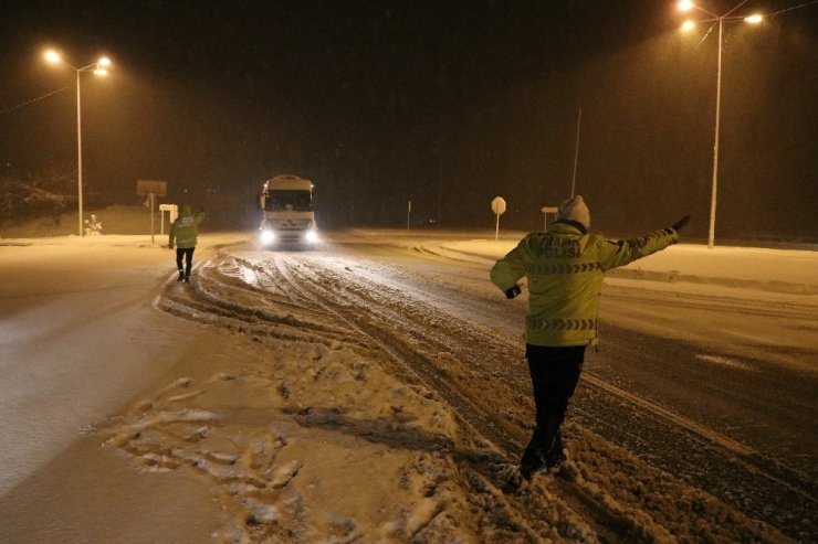 Bolu Dağı’nda yoğun kar nedeniyle tır geçişlerine izin verilmiyor