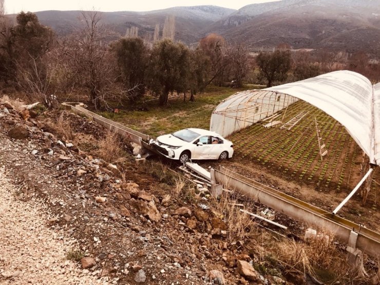 Kadın sürücü su kanaletlerine çarpıp yaralandı