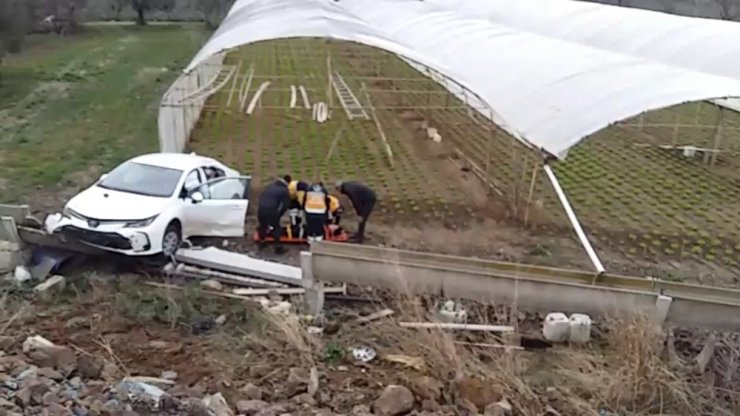 Kadın sürücü su kanaletlerine çarpıp yaralandı