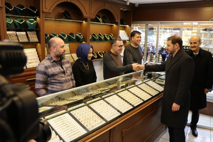 Bakan Albayrak etli pilav dağıttı