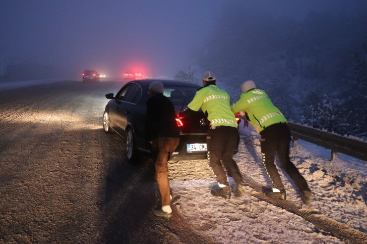 Denizli-Antalya kara yolunda tipi ve sis ulaşımı aksatıyor