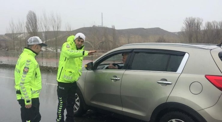 Erzurum-Ağrı karayolu tipi nedeniyle trafiğe kapatıldı