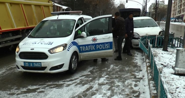 Buzlu zeminde kayan otomobil refüje çıktı