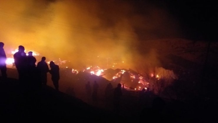Erzurum’daki yangın 4 saat sonra kontrol altına alındı