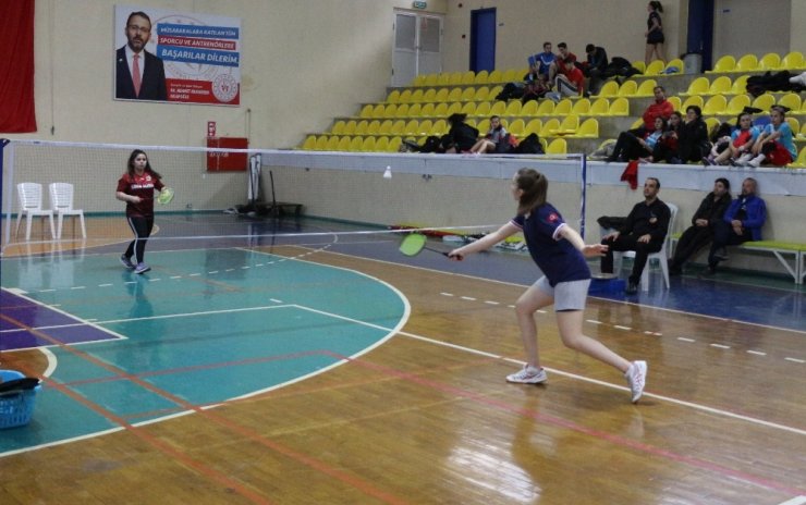 Gençler badminton grup müsabakaları Manisa’da başladı