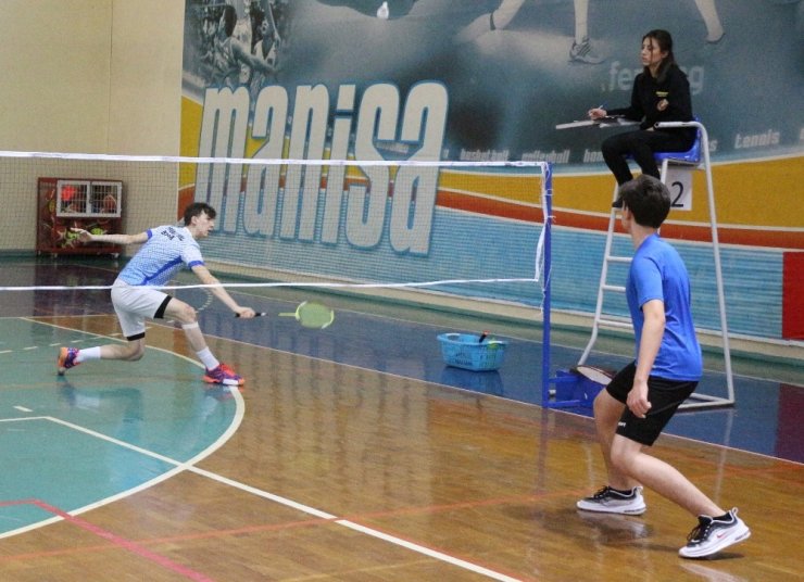 Gençler badminton grup müsabakaları Manisa’da başladı