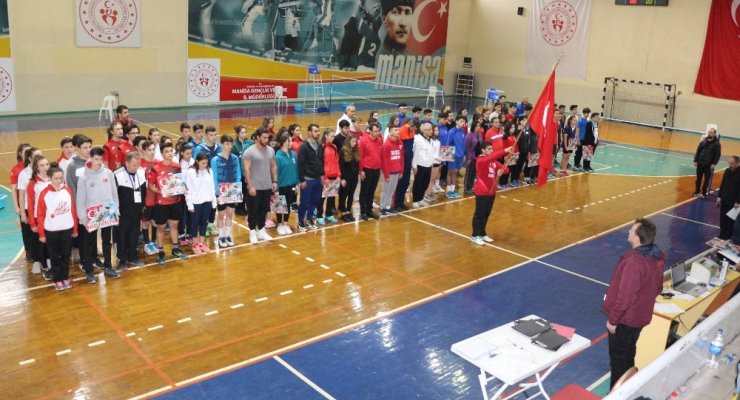 Gençler badminton grup müsabakaları Manisa’da başladı