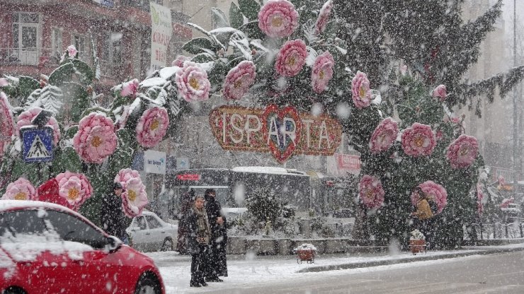 Isparta’da kar yağışı etkili oldu
