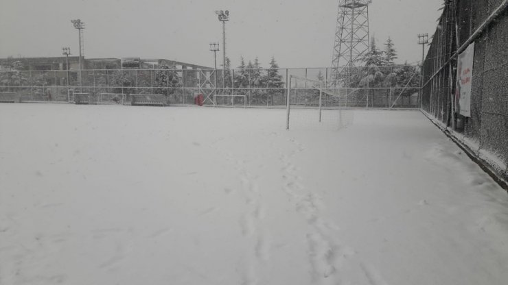Isparta’daki amatör maçlara kar engeli