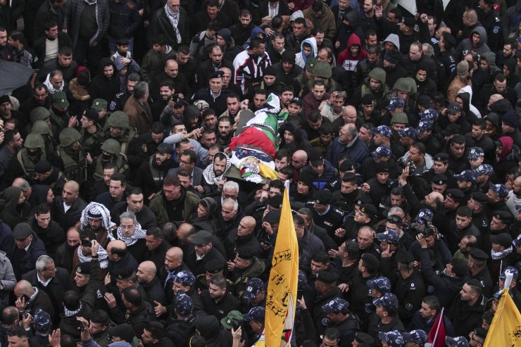 İsrail askerlerinin şehit ettiği Filistinli polisin cenazesi toprağa verildi