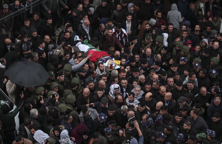 İsrail askerlerinin şehit ettiği Filistinli polisin cenazesi toprağa verildi
