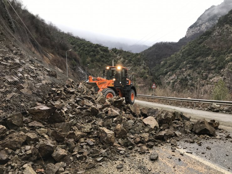 GÜNCELLEME - Karabük'te heyelan nedeniyle kapanan kara yolu açıldı