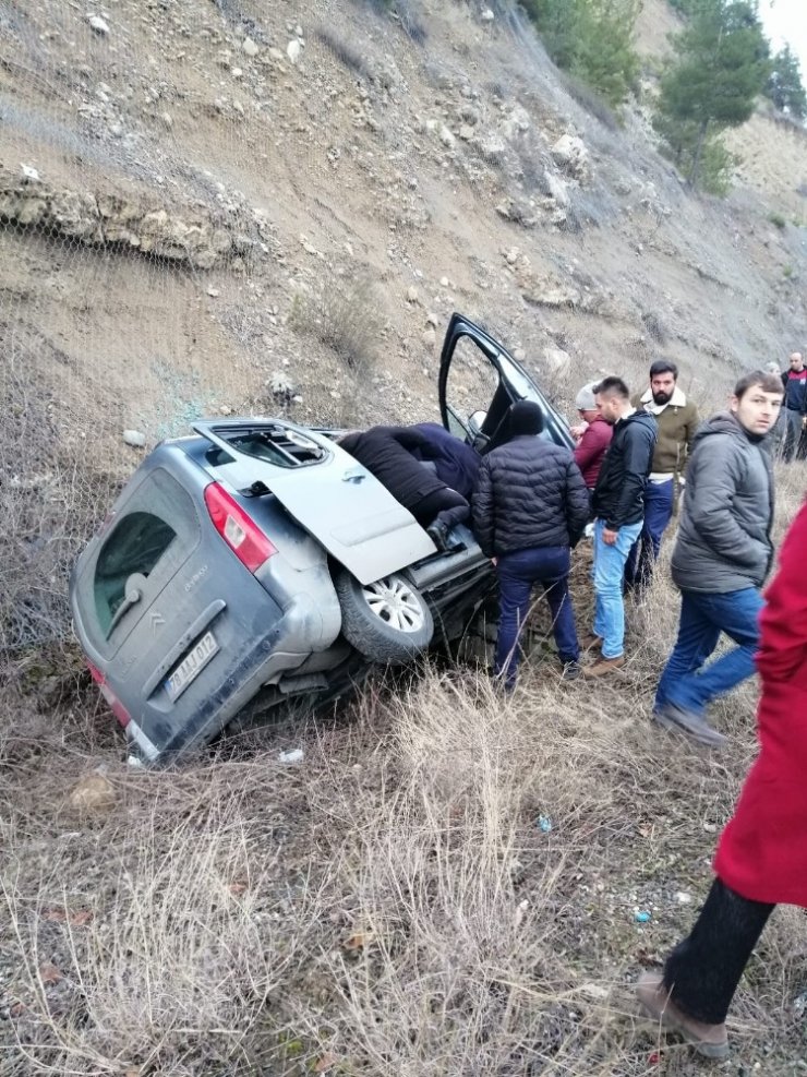 Otomobil şarampole devrildi: 2 yaralı
