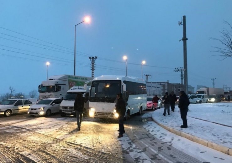 Konya’da kar yağışı ulaşımı olumsuz etkiliyor