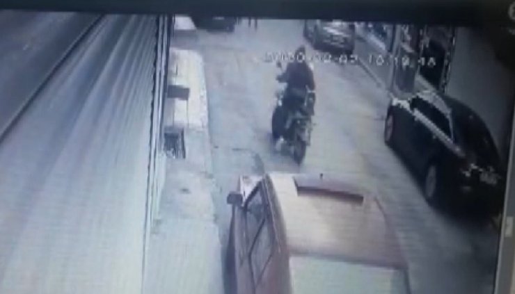 Elektrikli motosikletin çalınma anı güvenlik kamerasında