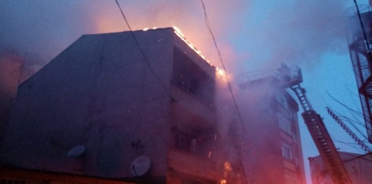 Küçükçekmece’de 3 katlı binada korkutan çatı yangını