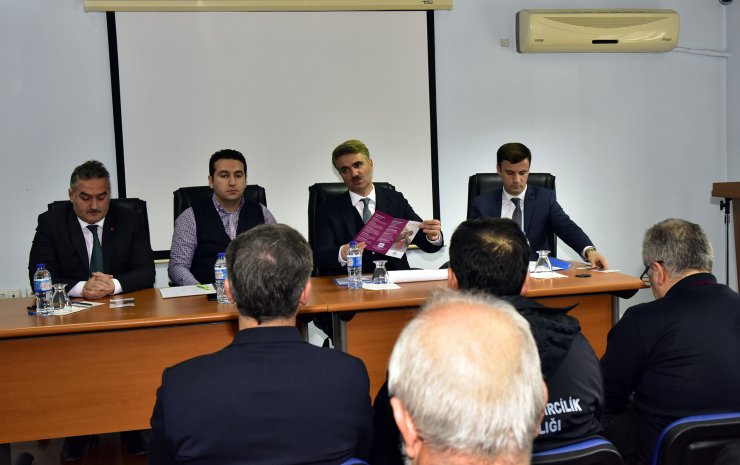 Malatya Valisi Baruş, depremden etkilenen Kale'de muhtarları bilgilendirdi: