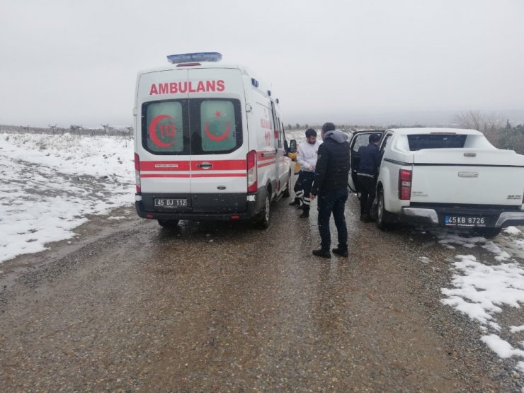 Kardan kapanan yolu açıp yaşlı kadını hastaneye yetiştirdiler