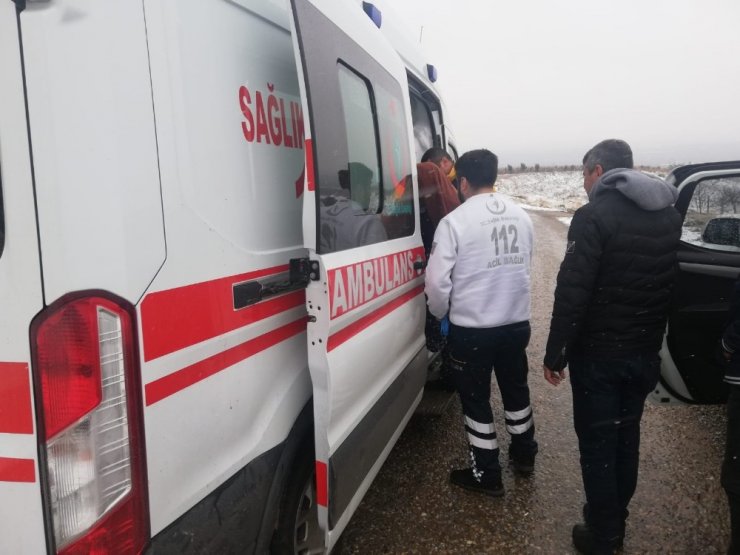 Kardan kapanan yolu açıp yaşlı kadını hastaneye yetiştirdiler