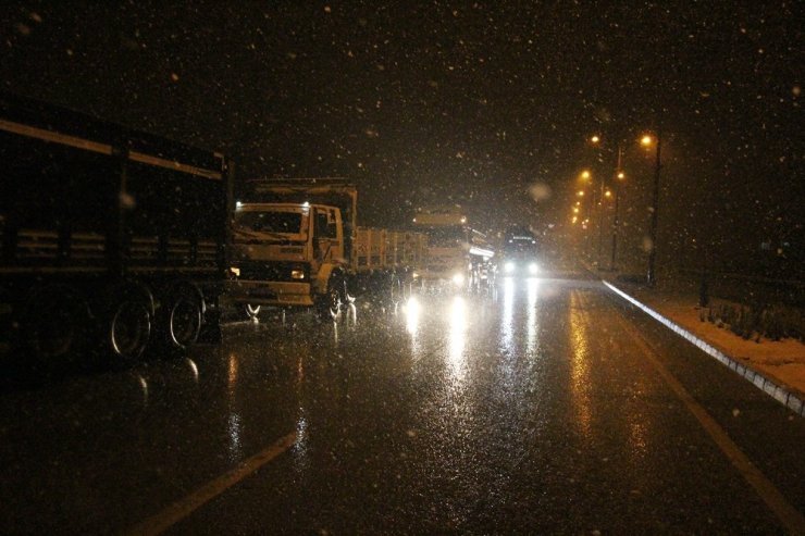 Yoğun kar yağışında Kavacık rampası kısa süreliğine kapandı