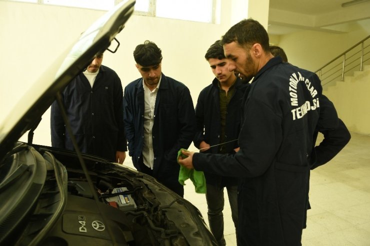 Hem İş öğreniyor hem de harçlıklarını çıkartıyorlar